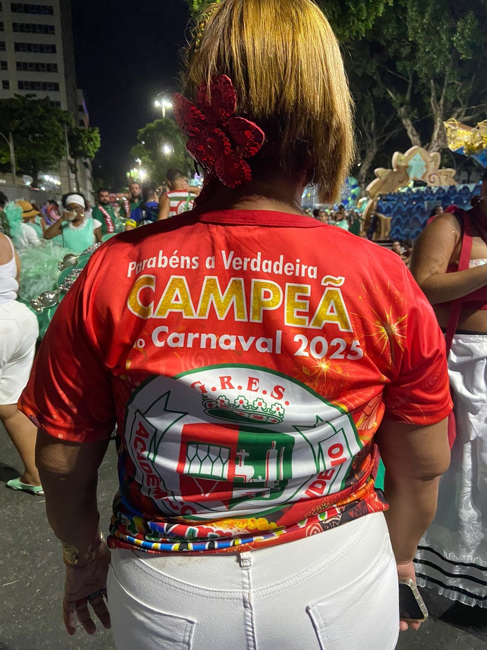 Camisa criada para o desfile das campeãs da Grande Rio — Foto: Thaís Espírito santo/g1