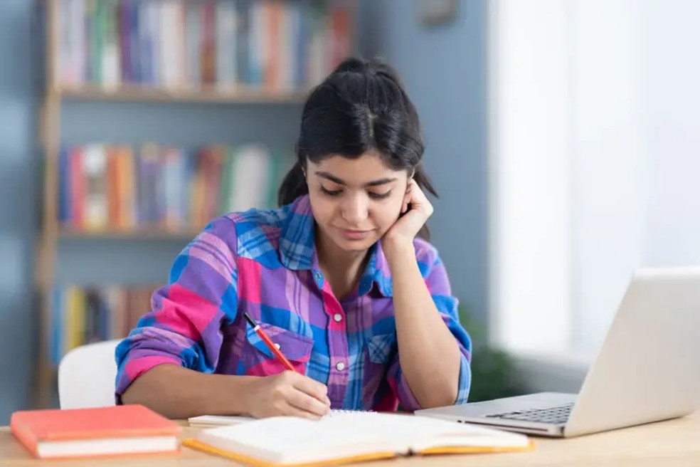 Fazer anotações em um caderno pode ser mais eficiente do que digitar — Foto: AFP via Getty Images (BBC)