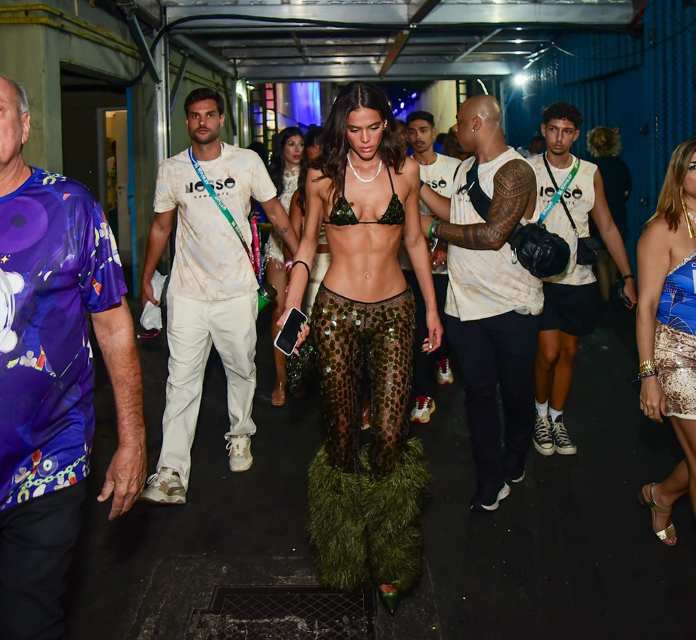 Bruna Marquezine prestigiou o último dia de desfiles das escolas do Grupo Especial do Rio de Janeiro — Foto: Webert Belicio e Natália Rampinelli/ Agnews