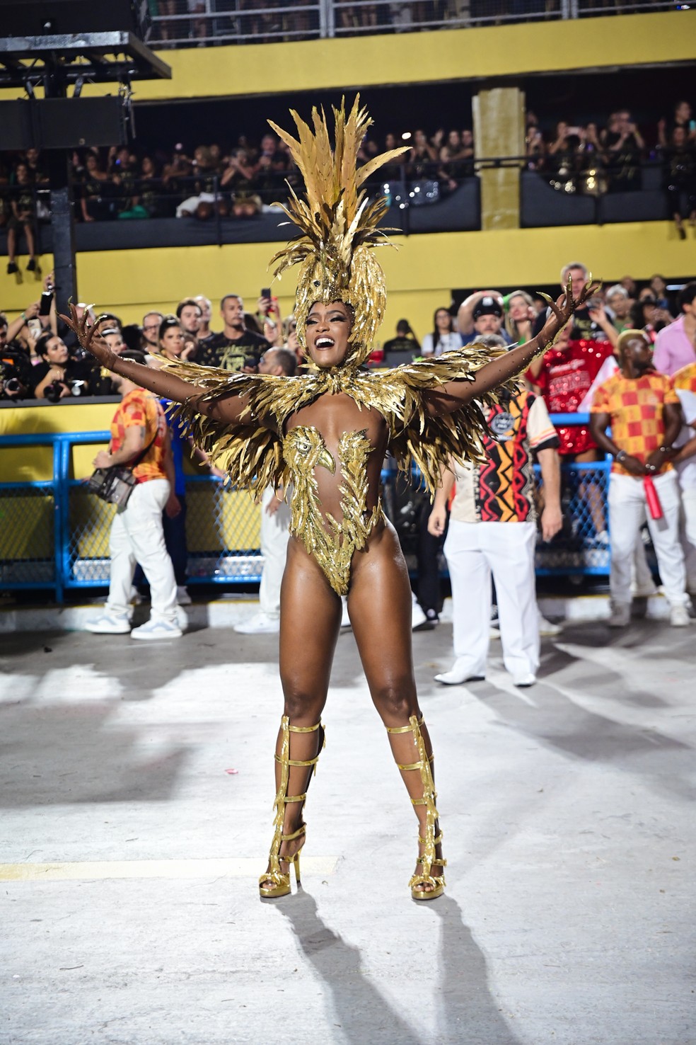 Erika Januza desfila na Vidarouro — Foto: Leo Franco/AgNews