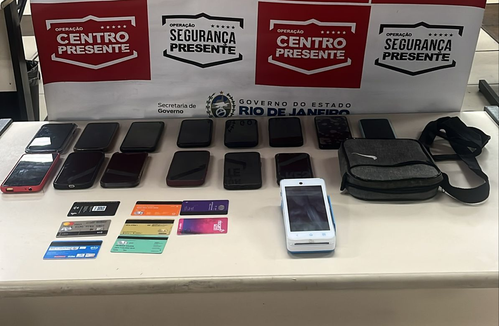 Polícia apreendeu dois homens com 14 celulares furtados no Bloco da Anitta， no Centro do Rio， na manhã deste sábado (8) — Foto: Divulgação