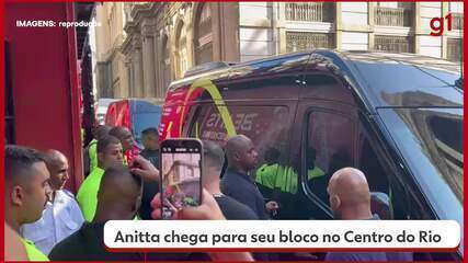 Anitta chega para seu bloco no Centro do Rio 