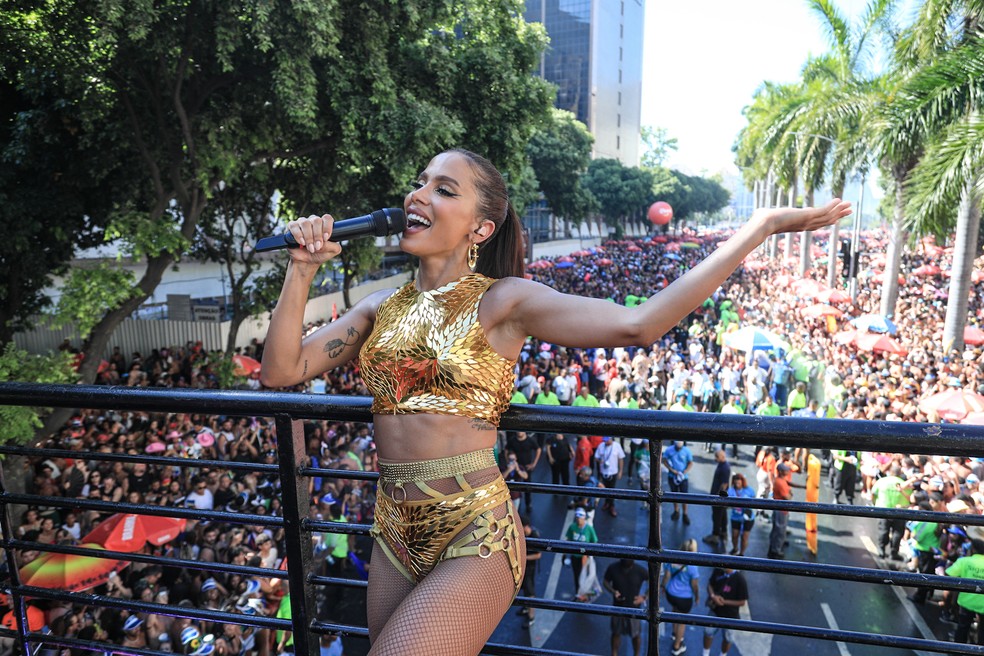 Anitta anima multidão em bloco no Centro do Rio — Foto: Victor Chapetta/Agnews