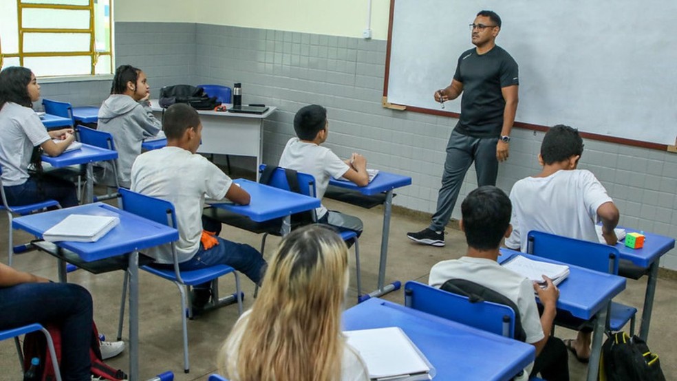 Professor em sala de aula em Manaus — Foto: Eliton Santos/Semed