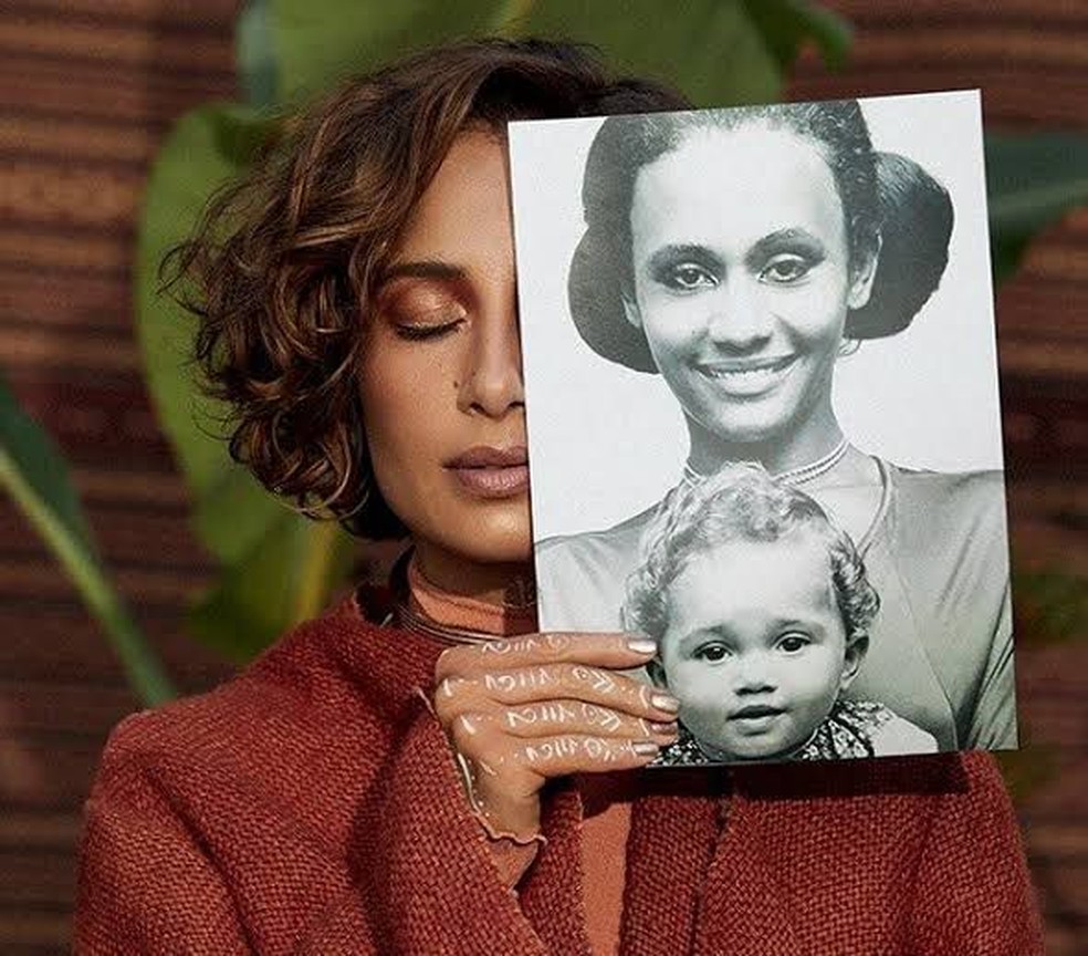 Foto de Camila Pitanga segurando o retrato preto e branco de quando ela era criança — Foto: Assessoria Camila Pitanga