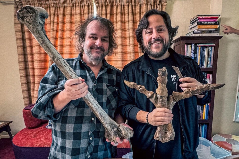 O cineasta Peter Jackson， à esquerda， e o CEO da Colossal， Ben Lamm， seguram ossos da coleção de moas extintas de Jackson em Wellington. — Foto: Cortesia da Colossal Biosciences via AP