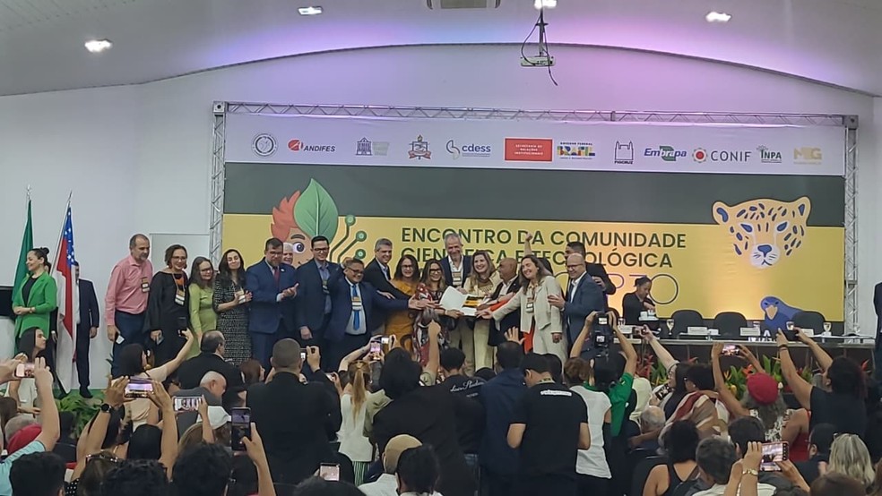 Carta com soluções para problemas ambientais na Amazônia foi entregue nesta quarta-feira (20) ao presidente da COP30 e primeira-dama da república Janja da Silva. — Foto: Lucas Macedo/g1 AM
