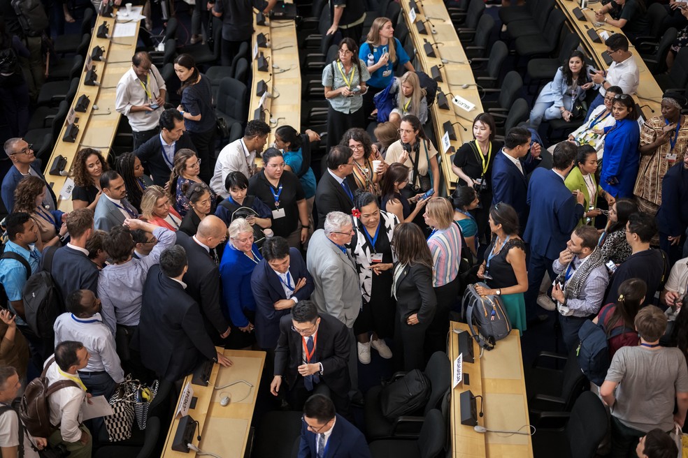 Delegados conversam após as negociações sobre um tratado global de combate à poluição por plásticos serem estendidas por mais um dia， na noite de 14 de agosto de 20258u.com， em Genebra. — Foto: Foto de Fabrice COFFRINI / AFP