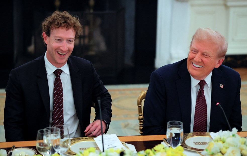 Donald Trump e Mark Zuckerberg sorriem durante um jantar privado para líderes de tecnologia — Foto: REUTERS/Brian Snyder
