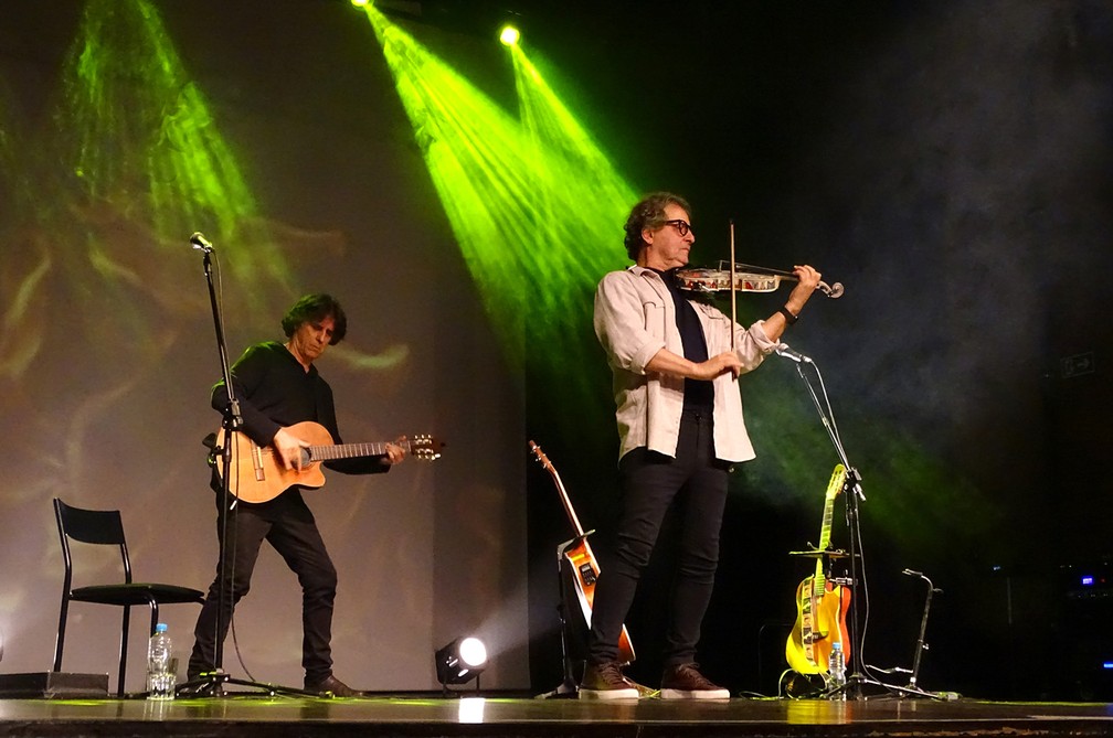 Kleiton (à frente， ao violino) e Kledir iniciam o show com o tema instrumental 'Couvert artístico' — Foto: Marcelo Castello Branco / Divulgação